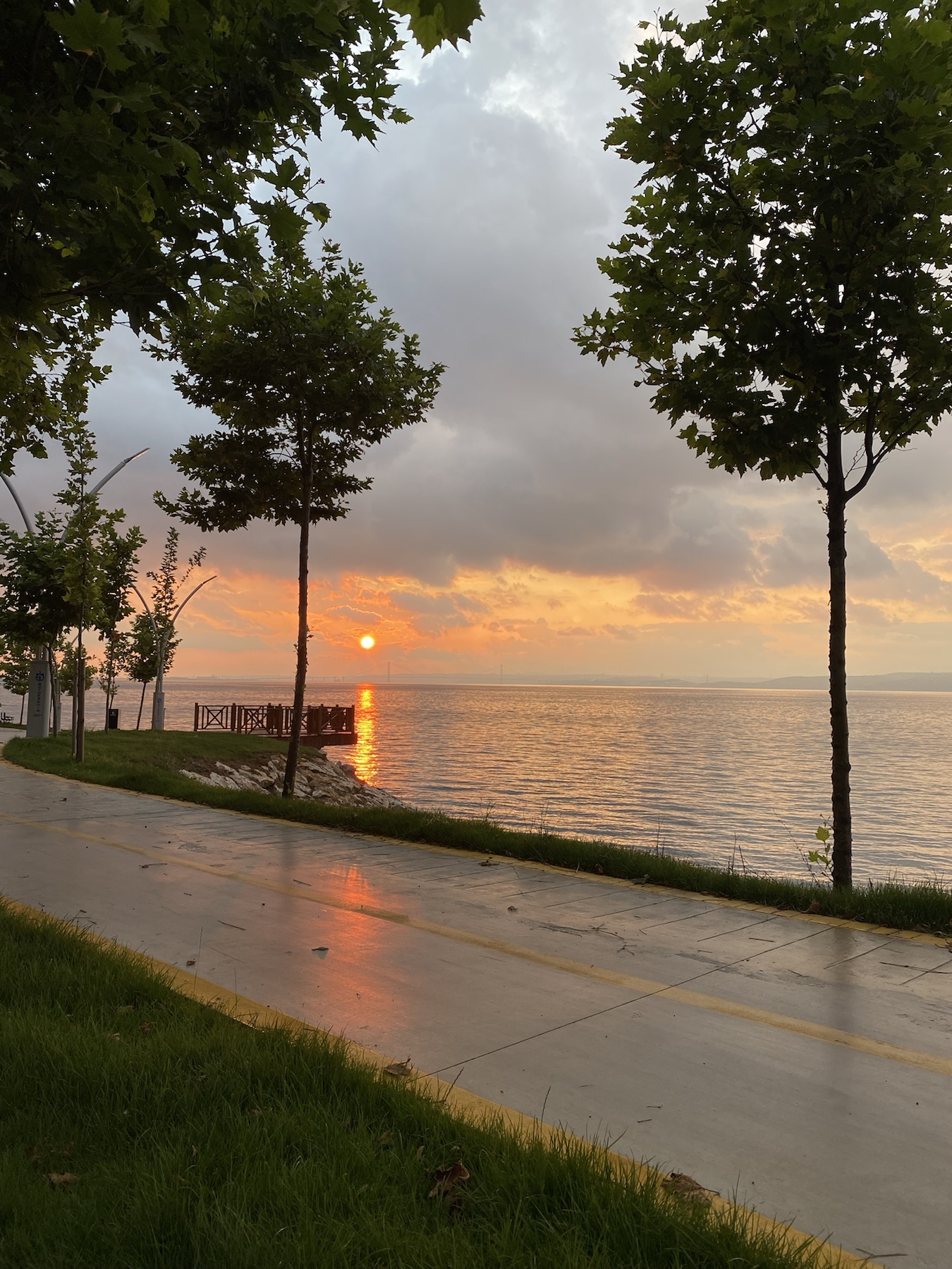 Küçük Bir Sahil Kasabasında Günün Ritmi Neden Farklıdır?